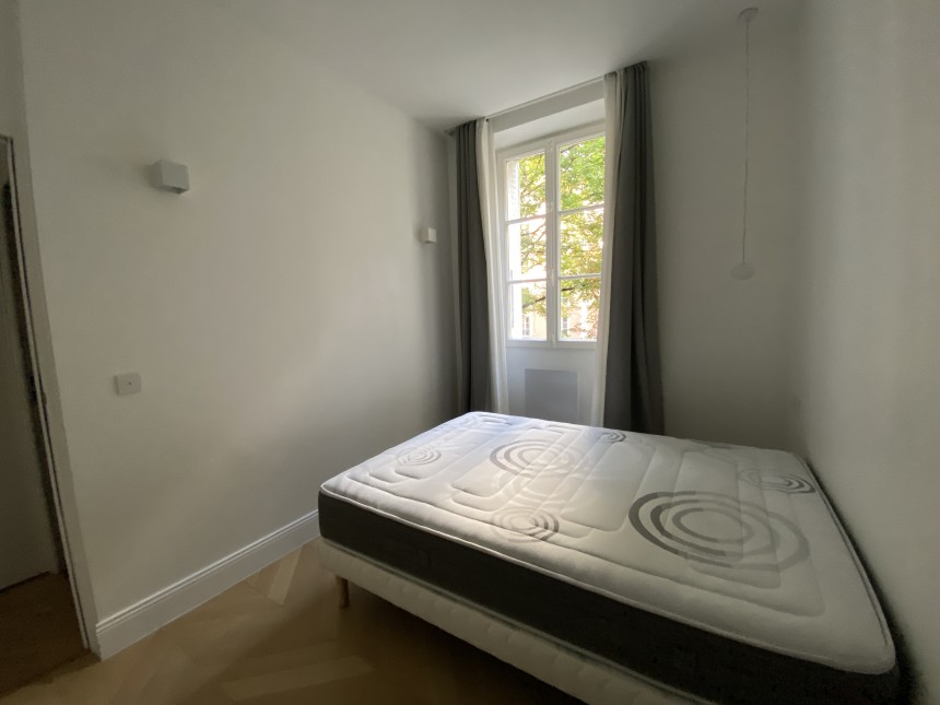 MEUBLÉ – 2 ch – 75 m2 – Paris 8ème – Rue Washington – 2ème étage sans asc  sur cour – Loyer cc : 3.500 euros (parking inclus)