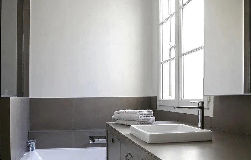 MEUBLÉ – 4 chambres – 142 m2 – 92 Neuilly sur Seine – Rue Perronet – Métro : Pont de Neuilly – 3e étage sans ascenseur – Loyer charges comprises : 4.254 euros