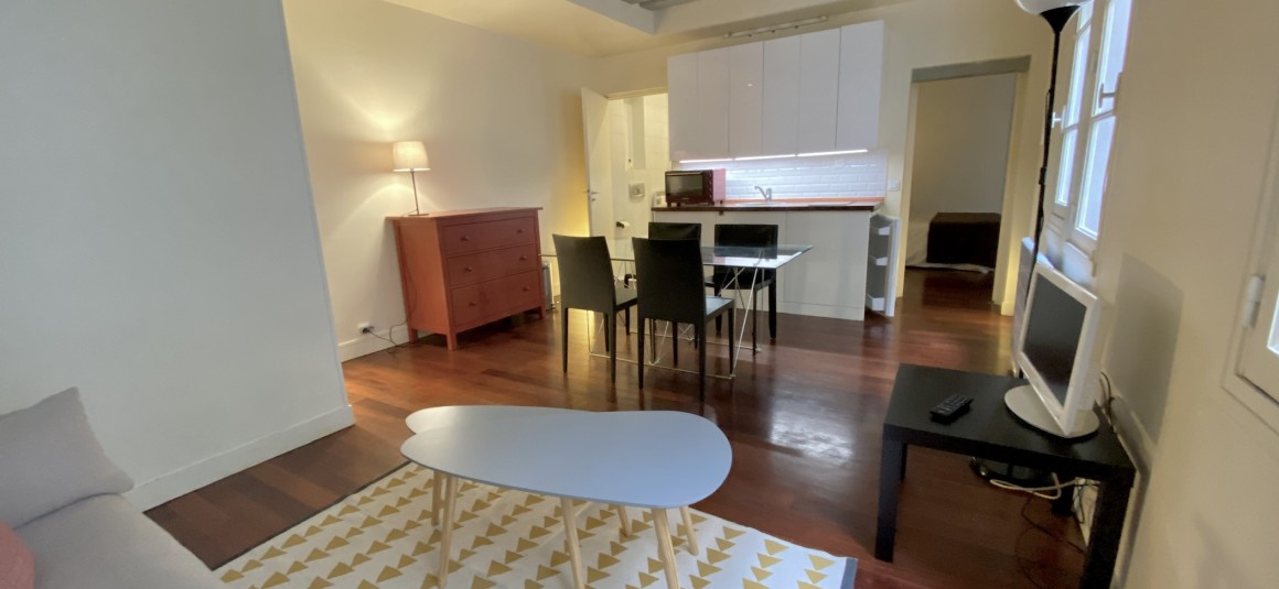 MEUBLÉ – 1 ch – 46 m2 – Paris 1er – Rue St Honoré – Metro : Tuileries Pyramides – 2ème étage sans ascenseur – Loyer cc : 1.600 € cc