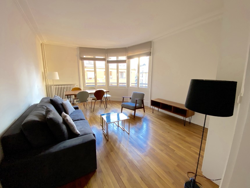 MEUBLÉ – 2 chambres – 76 m2 – Paris 16ème – Rue Duret – 76 m2 – 5ème étage avec ascenseur – Loyer charges comprises : 2.500 euros (chauffage collectif)