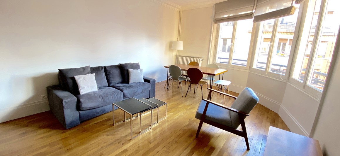 MEUBLÉ – 2 chambres – 76 m2 – Paris 16ème – Rue Duret – 76 m2 – 5ème étage avec ascenseur – Loyer charges comprises : 2.500 euros (chauffage collectif)
