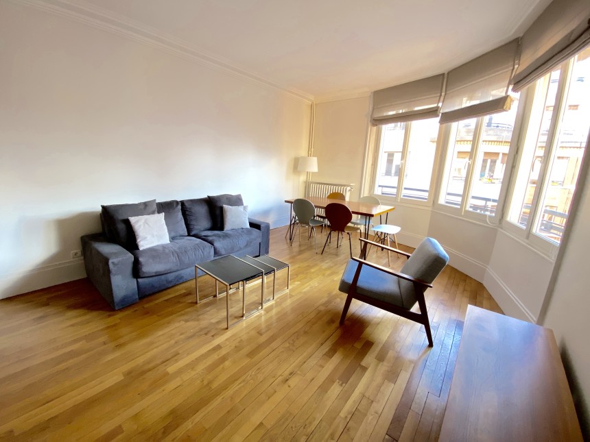 MEUBLÉ – 2 chambres – 76 m2 – Paris 16ème – Rue Duret – 76 m2 – 5ème étage avec ascenseur – Loyer charges comprises : 2.500 euros (chauffage collectif)