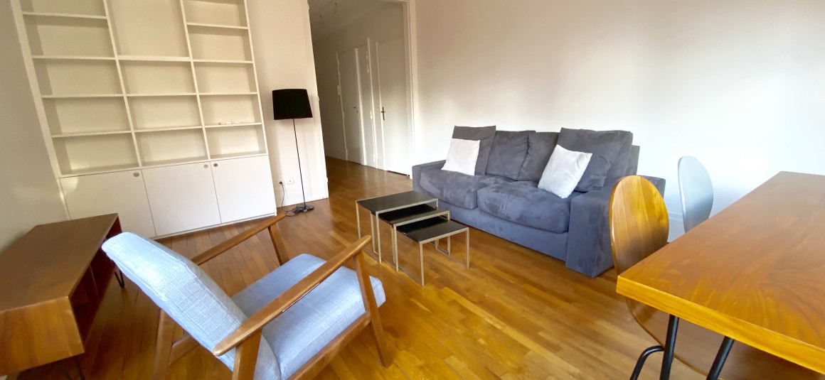 MEUBLÉ – 2 chambres – 76 m2 – Paris 16ème – Rue Duret – 76 m2 – 5ème étage avec ascenseur – Loyer charges comprises : 2.500 euros (chauffage collectif)