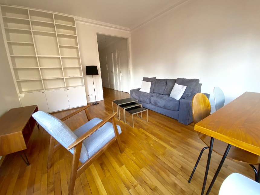 MEUBLÉ – 2 chambres – 76 m2 – Paris 16ème – Rue Duret – 76 m2 – 5ème étage avec ascenseur – Loyer charges comprises : 2.500 euros (chauffage collectif)