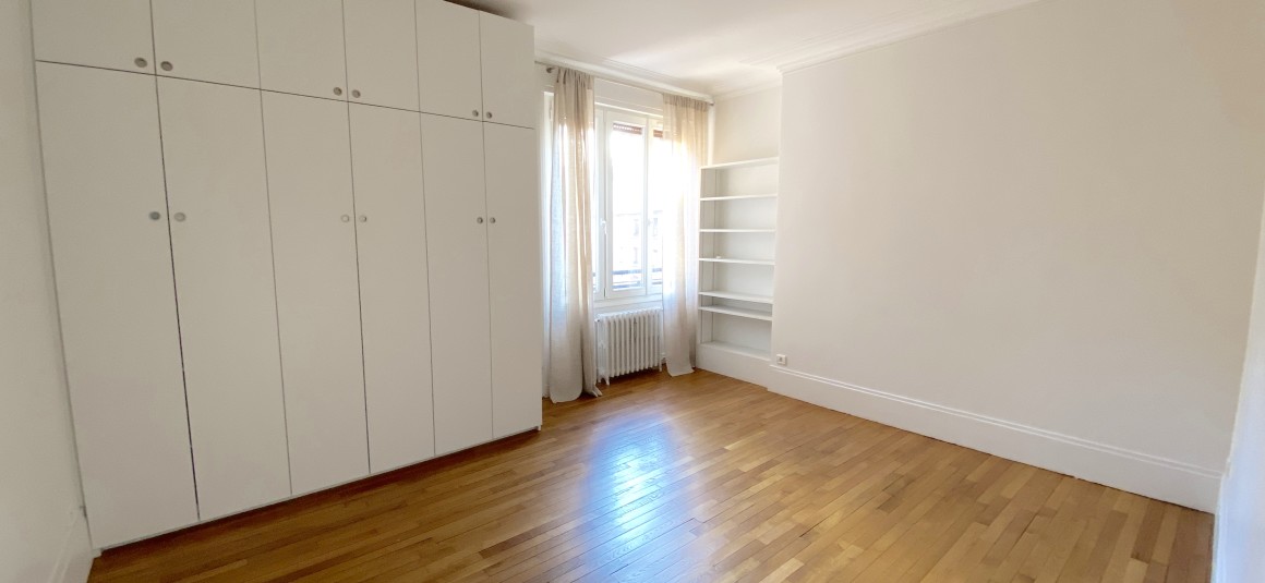 MEUBLÉ – 2 chambres – 76 m2 – Paris 16ème – Rue Duret – 76 m2 – 5ème étage avec ascenseur – Loyer charges comprises : 2.500 euros (chauffage collectif)