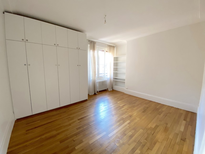 MEUBLÉ – 2 chambres – 76 m2 – Paris 16ème – Rue Duret – 76 m2 – 5ème étage avec ascenseur – Loyer charges comprises : 2.500 euros (chauffage collectif)