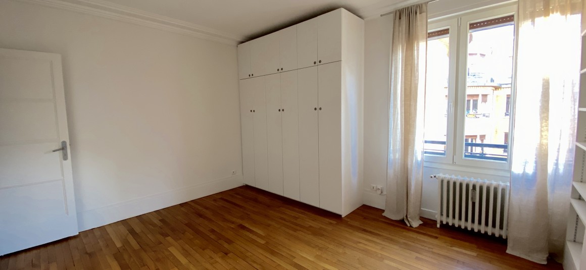 MEUBLÉ – 2 chambres – 76 m2 – Paris 16ème – Rue Duret – 76 m2 – 5ème étage avec ascenseur – Loyer charges comprises : 2.500 euros (chauffage collectif)