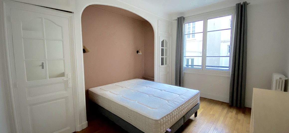 MEUBLÉ – 2 chambres – 76 m2 – Paris 16ème – Rue Duret – 76 m2 – 5ème étage avec ascenseur – Loyer charges comprises : 2.500 euros (chauffage collectif)