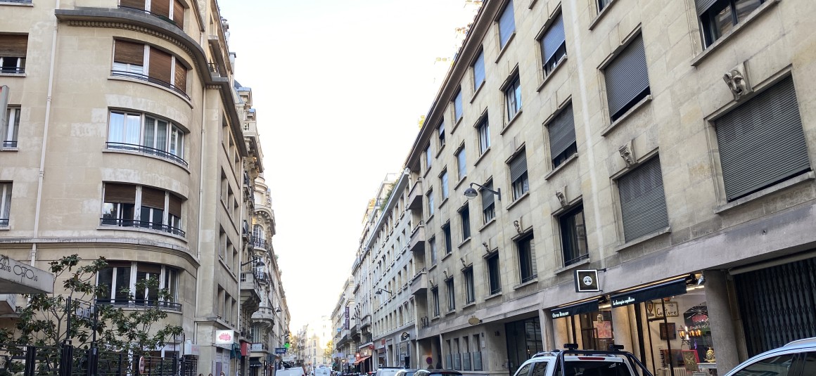 MEUBLÉ – 2 chambres – 76 m2 – Paris 16ème – Rue Duret – 76 m2 – 5ème étage avec ascenseur – Loyer charges comprises : 2.500 euros (chauffage collectif)