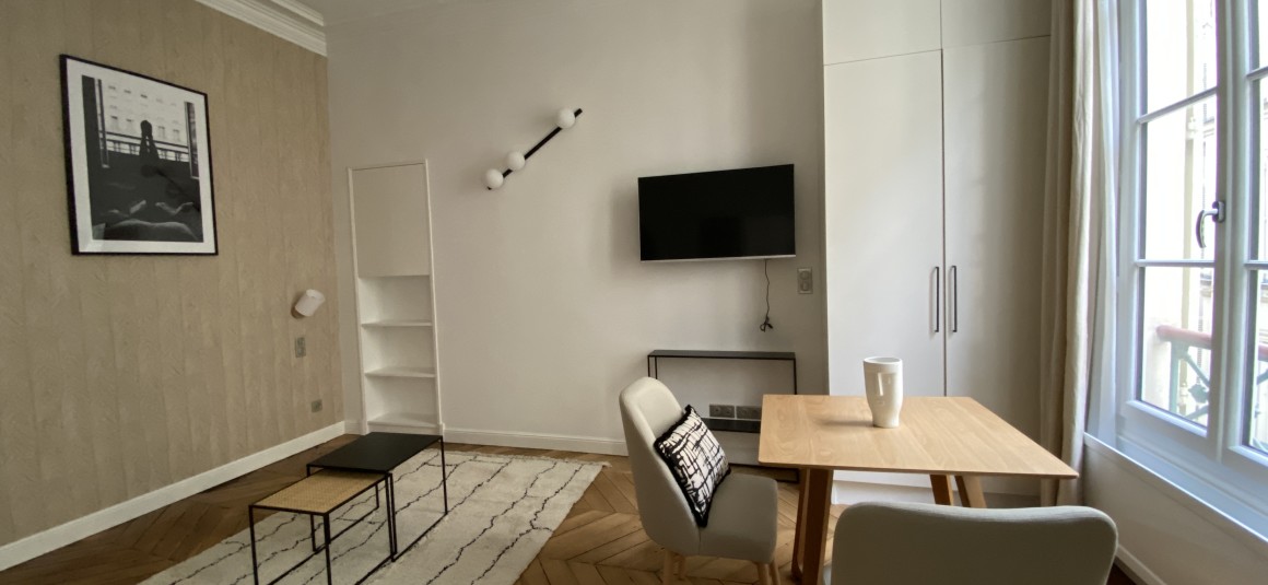 MEUBLÉ – Standing STUDIO spacieux – 26,17 m2 – Paris 9ème – Rue de la Grange Batelière – Richelieu Drouot – 3e étage avec ascenseur – Loyer charges comprises : 1.460 €