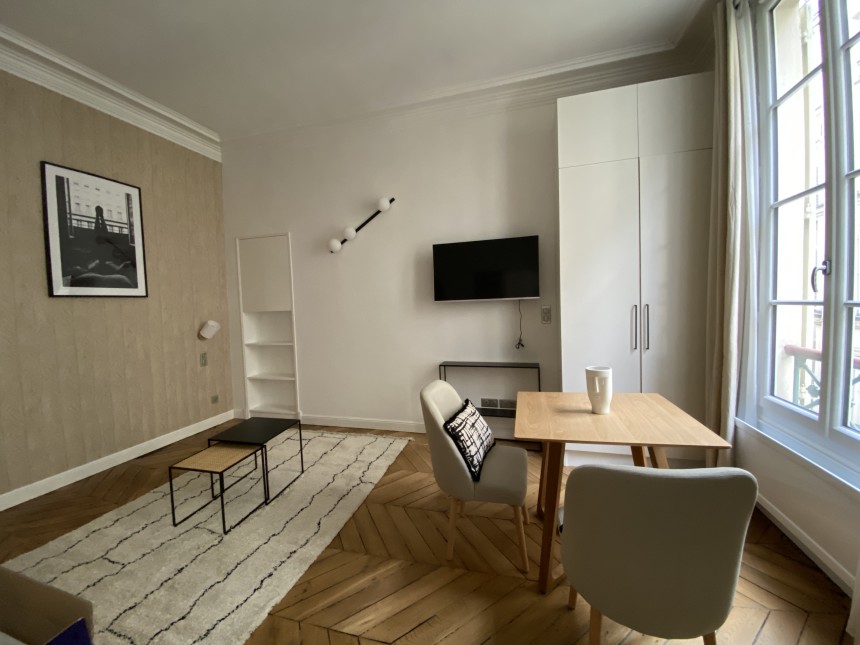 MEUBLÉ – STUDIO spacieux – 26,17 m2 – Paris 9ème – Rue de la Grange Batelière – Richelieu Drouot – 3e étage avec ascenseur – Loyer cc : 1.350 €