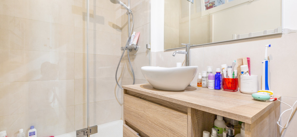 MEUBLÉ – 1 chambre – 3 pièces – Paris 17ème – 58 m2 – Coeur Village Batignolles – Rue Legendre – 3e étage avec ascenseur – Loyer charges comprises : 2.250 euros
