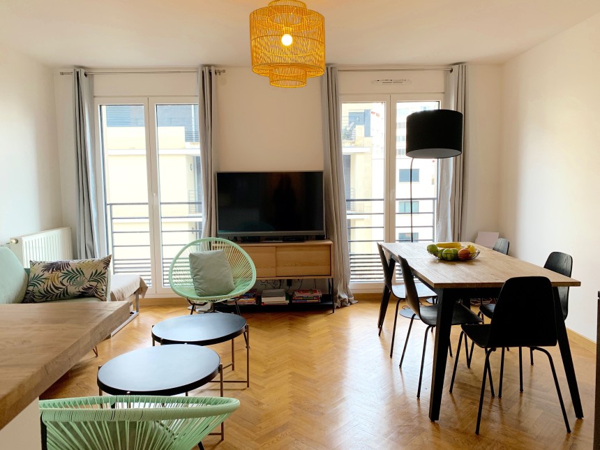 MEUBLÉ – 1 chambre – 47 m2 + 2 balcons 10 m2 – Paris 15 –  Rue St Charles – 4e avec ascenseur – Loyer cc : 1.880 €