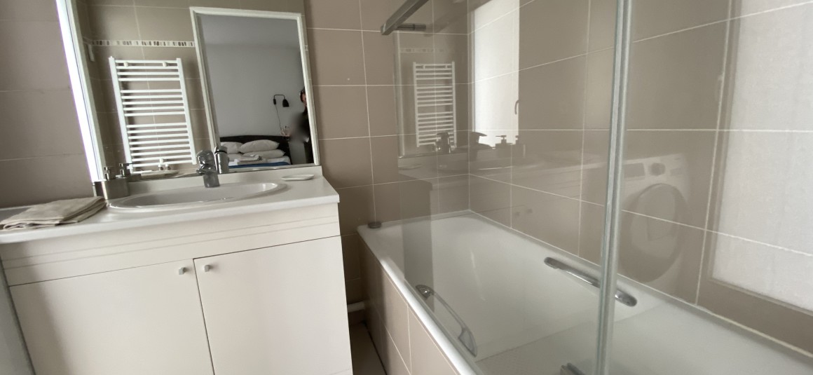 MEUBLÉ – 1 chambre – 47 m2 + 2 balcons 10 m2 – Paris 15 –  Rue St Charles – 4e avec ascenseur – Loyer cc : 1.880 €