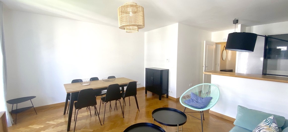 MEUBLÉ – 1 chambre – 47 m2 + 2 balcons 10 m2 – Paris 15 –  Rue St Charles – 4e avec ascenseur – Loyer cc : 1.880 €
