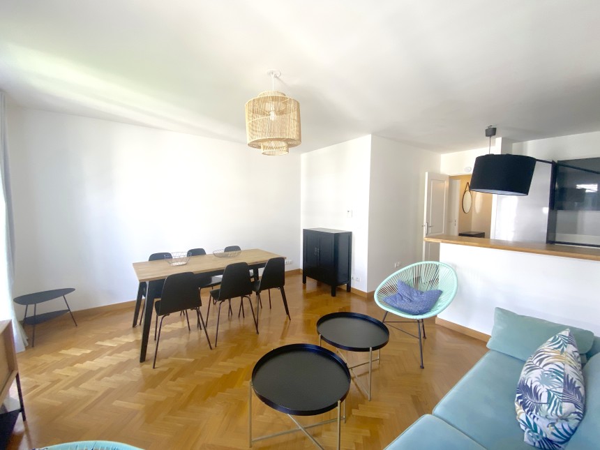 MEUBLÉ – 1 chambre – 47 m2 + 2 balcons 10 m2 – Paris 15 –  Rue St Charles – 4e avec ascenseur – Loyer cc : 1.880 €