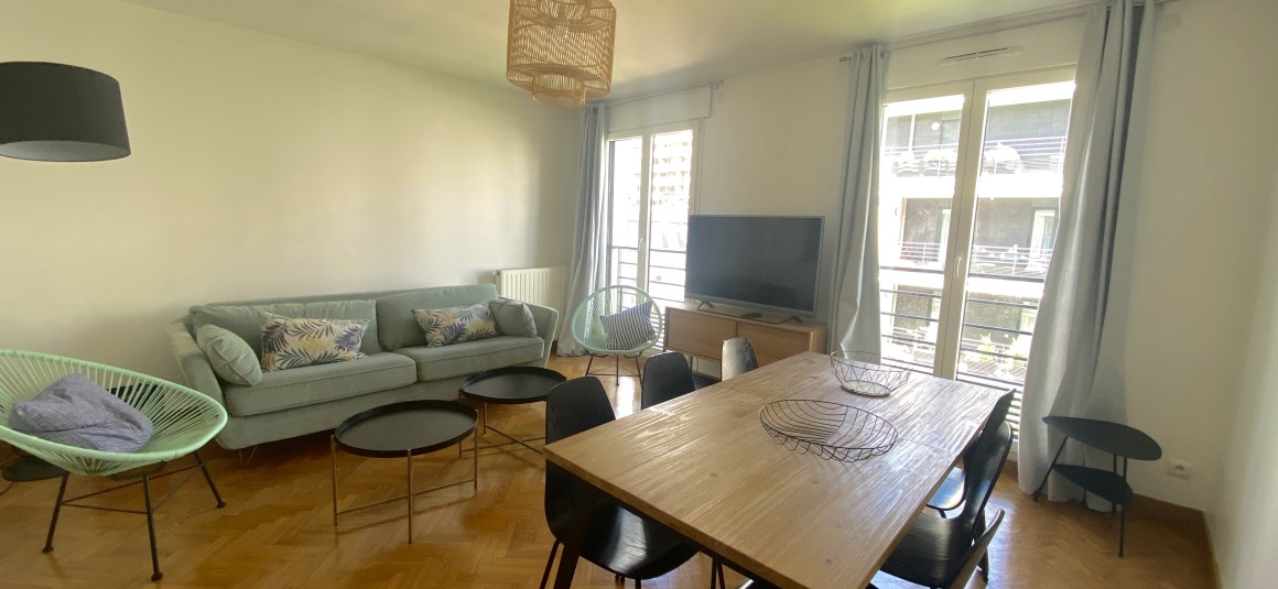 MEUBLÉ – 1 chambre – 47 m2 + 2 balcons 10 m2 – Paris 15 –  Rue St Charles – 4e avec ascenseur – Loyer cc : 1.880 €
