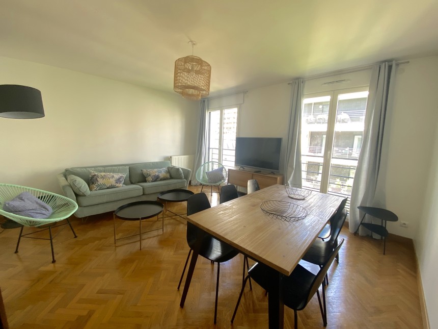 MEUBLÉ – 1 chambre – 47 m2 + 2 balcons 10 m2 – Paris 15 –  Rue St Charles – 4e avec ascenseur – Loyer cc : 1.880 €