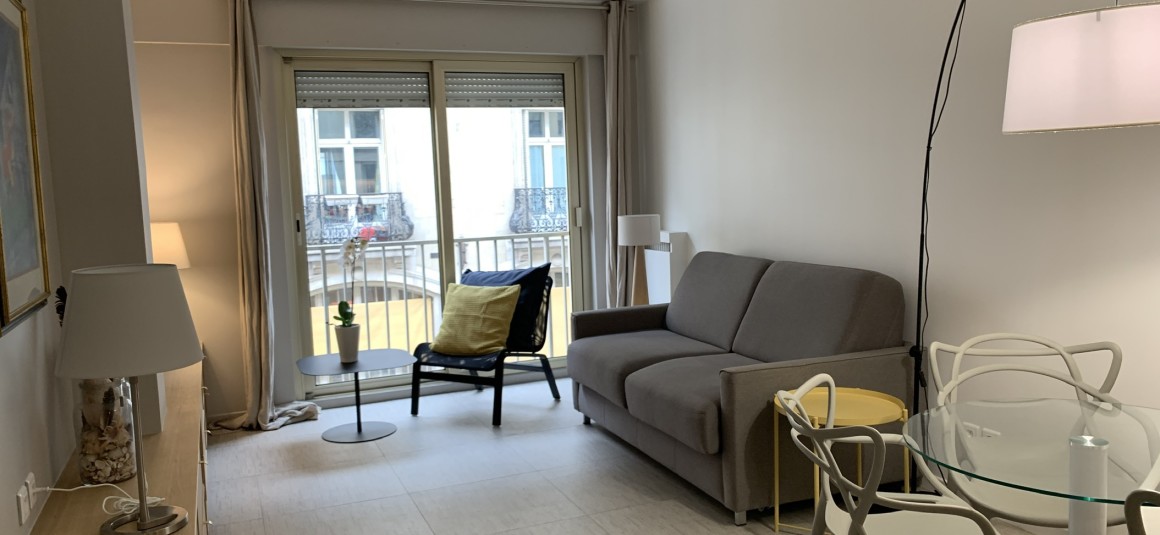 MEUBLÉ- Studio – 27 m2 – Paris 10e – Refait neuf – Rue Petites Ecuries – 3e étage ascenseur – Loyer cc : 1.080 euros (chauf. eau ch. collectif inclus)