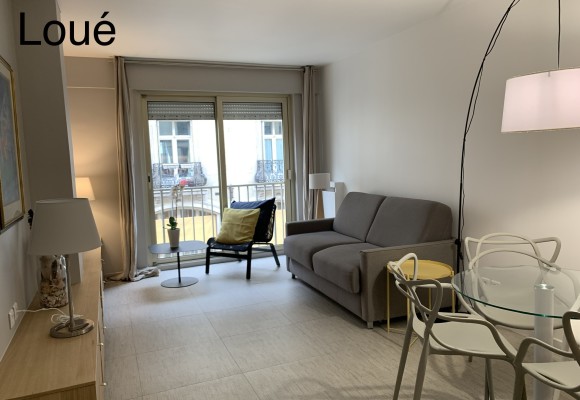 MEUBLÉ- Studio – 27 m2 – Paris 10e – Refait neuf – Rue Petites Ecuries – 3e étage ascenseur – Loyer cc : 1.080 euros (chauf. eau ch. collectif inclus)