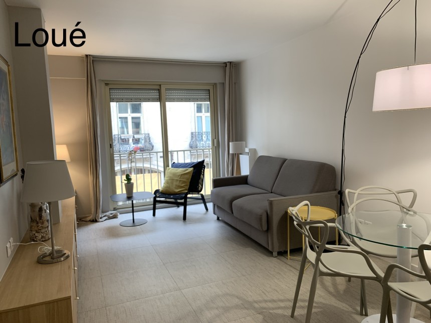 MEUBLÉ- Studio – 27 m2 – Paris 10e – Refait neuf – Rue Petites Ecuries – 3e étage ascenseur – Loyer cc : 1.080 euros (chauf. eau ch. collectif inclus)