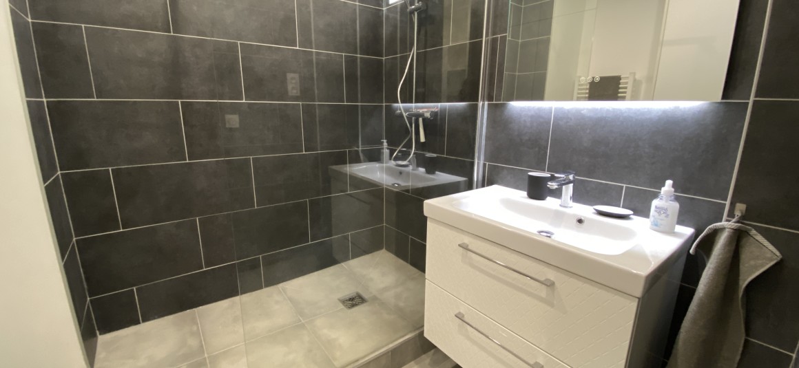 MEUBLÉ – 2 chambres – Paris 16e – Bld de Montmorency – 88 m2 + Balcon 4 m2 – 4e étage avec ascenseur – Loyer cc : 2.950 euros (chauffage et eau chaude collectifs)