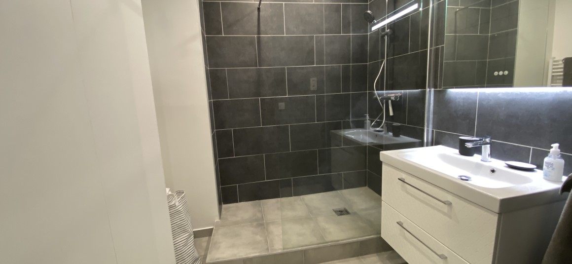MEUBLÉ – 2 chambres – Paris 16e – Bld de Montmorency – 88 m2 + Balcon 4 m2 – 4e étage avec ascenseur – Loyer cc : 2.950 euros (chauffage et eau chaude collectifs)