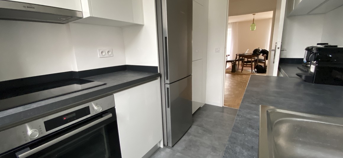 MEUBLÉ – 2 chambres – Paris 16e – Bld de Montmorency – 88 m2 + Balcon 4 m2 – 4e étage avec ascenseur – Loyer cc : 2.950 euros (chauffage et eau chaude collectifs)