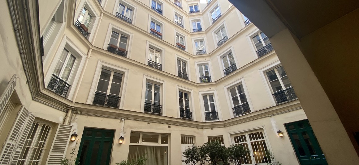 MEUBLÉ – 1 chambre – Paris 1er – Marché St Honoré – 35,5 m2 – 4ème étage avec ascenseur sur cour – loyer cc : 1.700 €