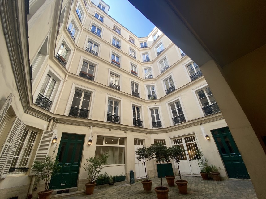 MEUBLÉ – 1 chambre – Paris 1er – Marché St Honoré – 35,5 m2 – 4ème étage avec ascenseur sur cour – loyer cc : 1.700 €