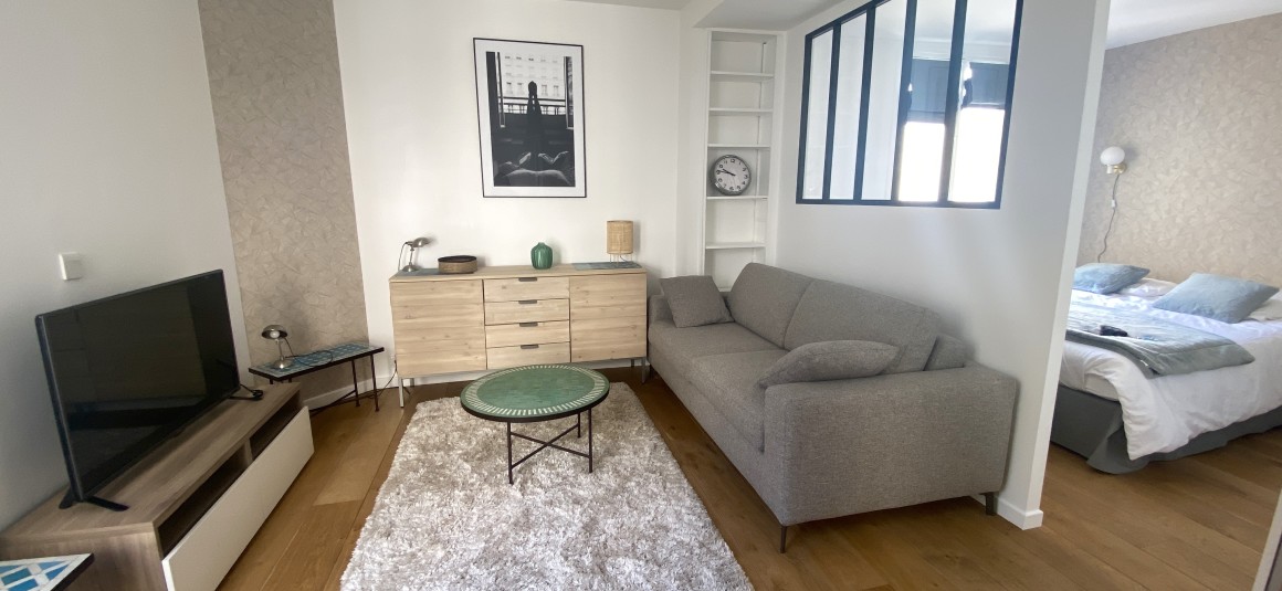 MEUBLÉ – 1 chambre – Paris 1er – Marché St Honoré – 35,5 m2 – 4ème étage avec ascenseur sur cour – loyer cc : 1.700 €
