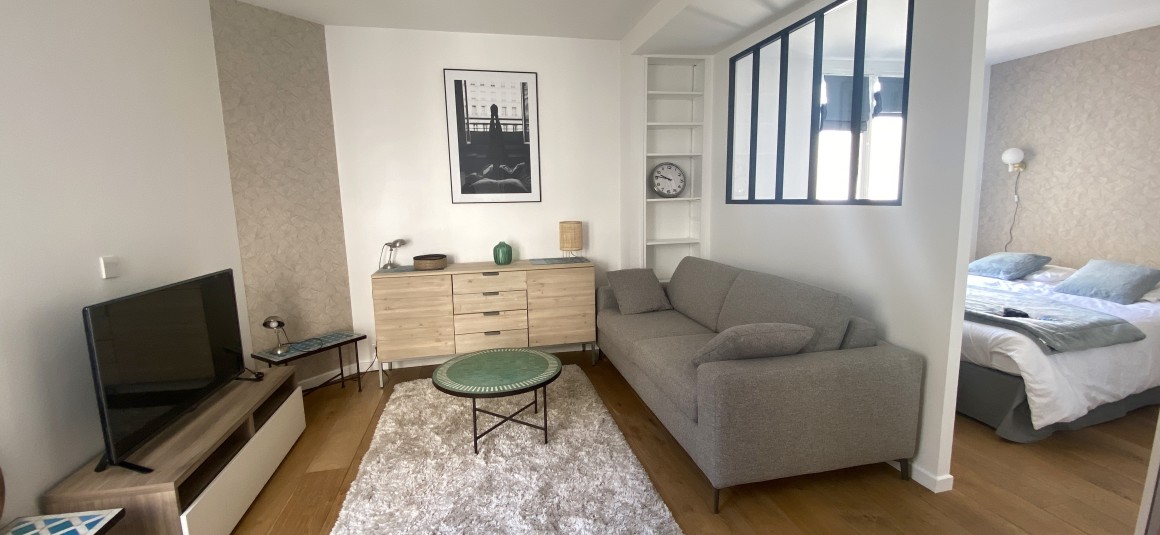 MEUBLÉ – 1 chambre – Paris 1er – Marché St Honoré – 35,5 m2 – 4ème étage avec ascenseur sur cour – loyer cc : 1.700 €