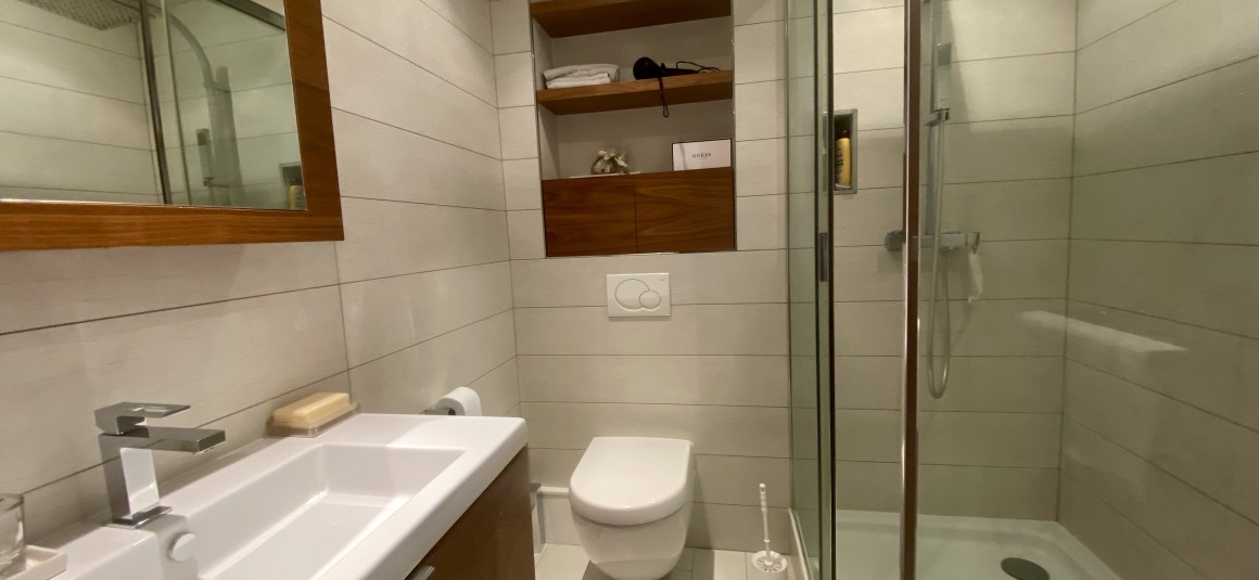 MEUBLÉ – 1 chambre –  Paris 17ème – 37 m2 au sol – Avenue de Wagram – Ternes – 6ème étage avec ascenseur – Loyer cc : 1.820 € Internet inclus