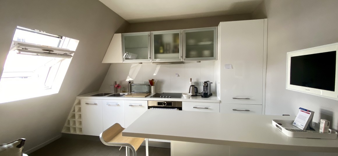 MEUBLÉ – 1 chambre –  Paris 17ème – 37 m2 au sol – Avenue de Wagram – Ternes – 6ème étage avec ascenseur – Loyer cc : 1.820 € Internet inclus