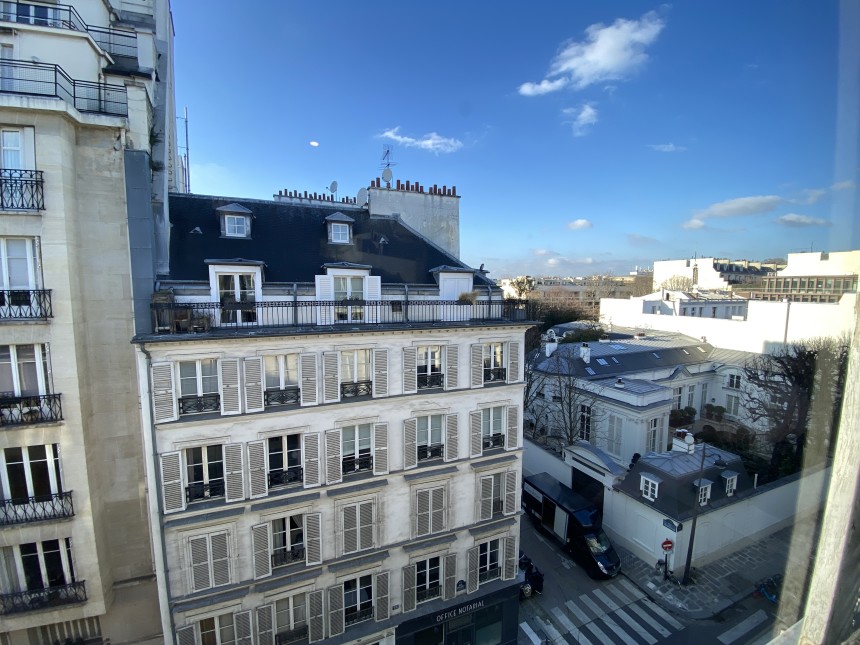 MEUBLÉ – 1 chambre – 47 m2 (50 m2 au sol) – Paris 7ème – Rue Vaneau – 5ème et dernier étage (ascenseur jusqu’au 4ème) – Loyer charges comprises : 2.200 €