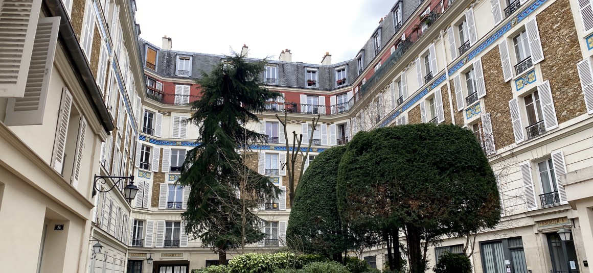 MEUBLÉ – Rénovation totale récente –  1 chambre – 44 m2 – Paris 7ème – Rue Saint Dominique (Gros Caillou) – 4e étage avec ascenseur – Loyer charges comprises : 2.100 €