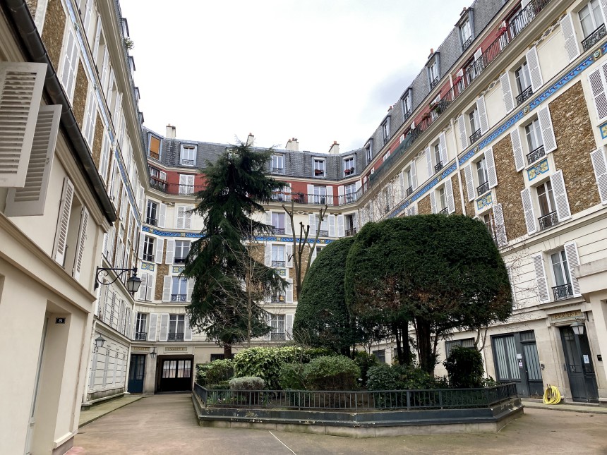 MEUBLÉ – RÉFECTION TOTALE – 1ère LOCATION –  1 chambre – 44 m2 – Paris 7ème – Rue Saint Dominique (Gros Caillou) – 4e étage ascenseur – Loyer cc : 2.100 €