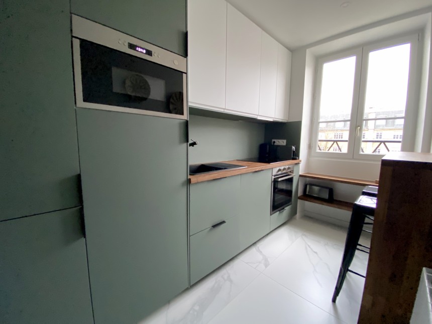 MEUBLÉ – RÉFECTION TOTALE – 1ère LOCATION –  1 chambre – 44 m2 – Paris 7ème – Rue Saint Dominique (Gros Caillou) – 4e étage ascenseur – Loyer cc : 2.100 €