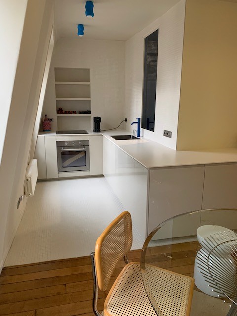 MEUBLÉ – 1 chambre – 47 m2 (50 m2 au sol) – Paris 7ème – Rue Vaneau – 5ème et dernier étage (ascenseur jusqu’au 4ème) – Loyer charges comprises : 2.200 €