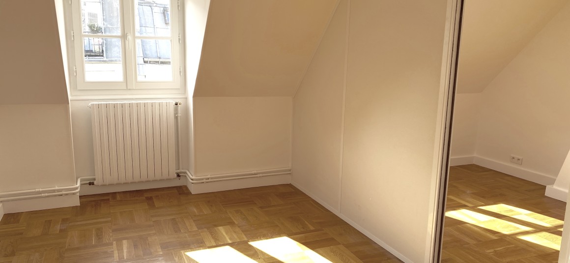 VIDE – 3 chambres – Paris 9ème – Rue de la Victoire – 118 m2 + Balcon terrasse 8 m2 – 5ème étage avec ascenseur jusqu’au 4ème – Loyer cc : 3.950 € (chauffage central) – Possibilité de parking en sus 260 € hors charges mensuel