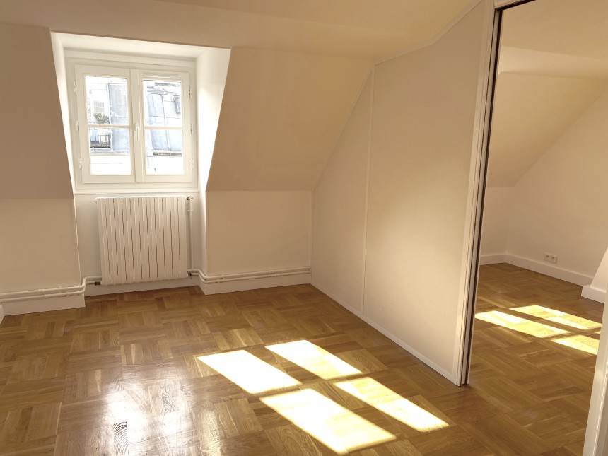 VIDE – 3 chambres – Paris 9ème – Rue de la Victoire – 118 m2 + Balcon terrasse 8 m2 – 5ème étage avec ascenseur jusqu’au 4ème – Loyer cc : 3.950 € (chauffage central) – Possibilité de parking en sus 260 € hors charges mensuel