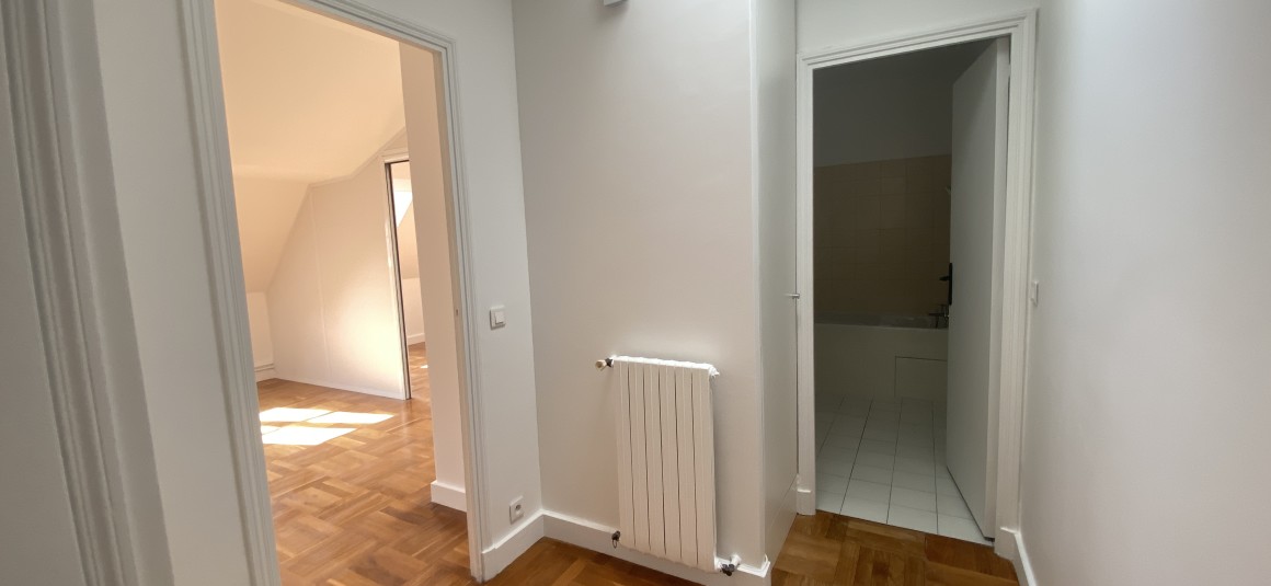 VIDE – 3 chambres – Paris 9ème – Rue de la Victoire – 118 m2 + Balcon terrasse 8 m2 – 5ème étage avec ascenseur jusqu’au 4ème – Loyer cc : 3.950 € (chauffage central) – Possibilité de parking en sus 260 € hors charges mensuel