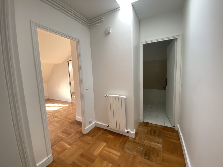 VIDE – 3 chambres – Paris 9ème – Rue de la Victoire – 118 m2 + Balcon terrasse 8 m2 – 5ème étage avec ascenseur jusqu’au 4ème – Loyer cc : 3.950 € (chauffage central) – Possibilité de parking en sus 260 € hors charges mensuel