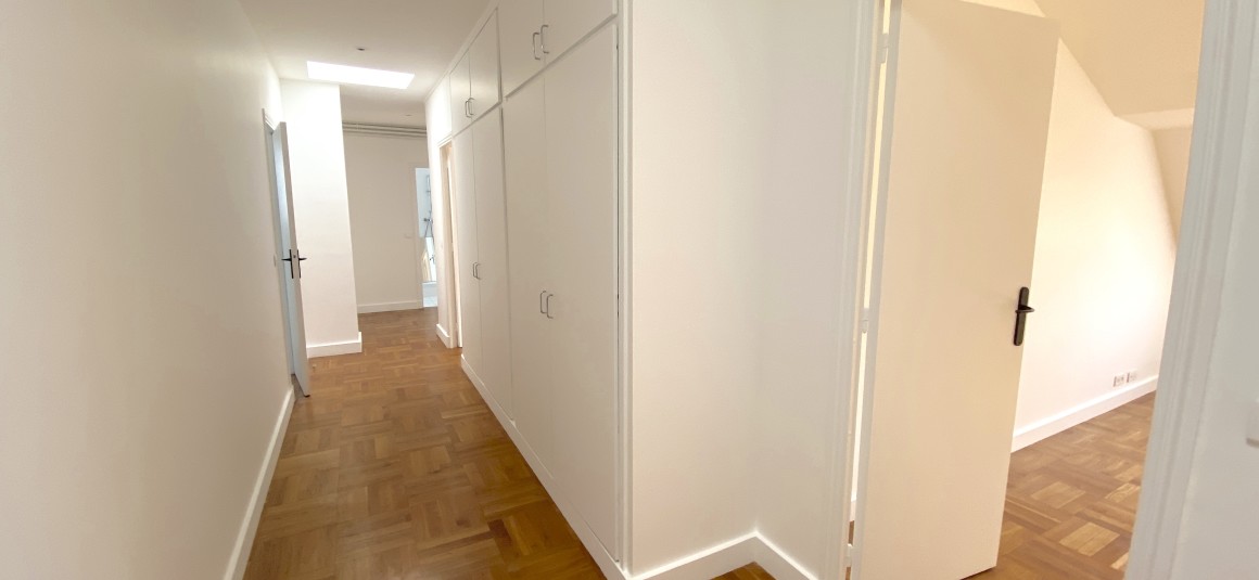 VIDE – 3 chambres – Paris 9ème – Rue de la Victoire – 118 m2 + Balcon terrasse 8 m2 – 5ème étage avec ascenseur jusqu’au 4ème – Loyer cc : 3.950 € (chauffage central) – Possibilité de parking en sus 260 € hors charges mensuel