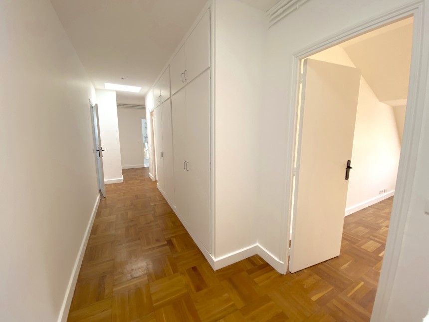 VIDE – 3 chambres – Paris 9ème – Rue de la Victoire – 118 m2 + Balcon terrasse 8 m2 – 5ème étage avec ascenseur jusqu’au 4ème – Loyer cc : 3.950 € (chauffage central) – Possibilité de parking en sus 260 € hors charges mensuel