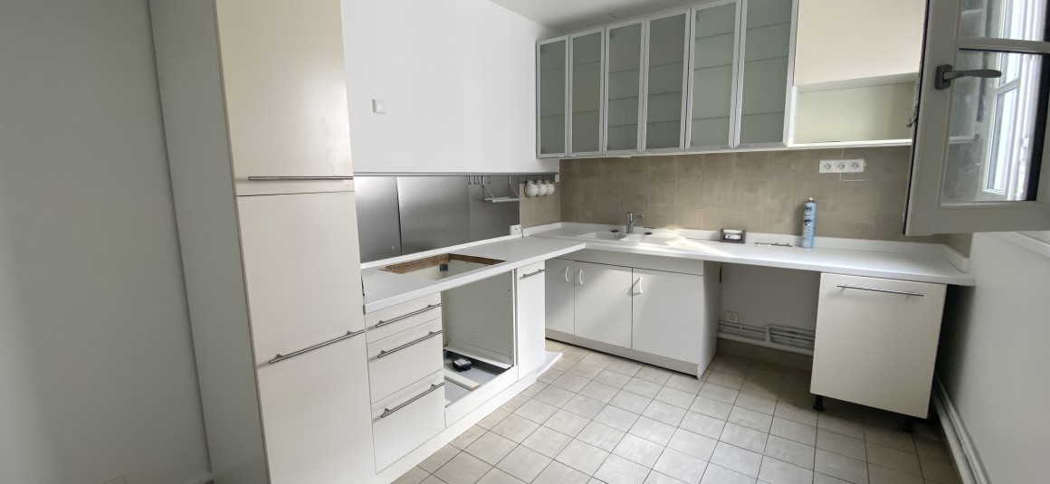 VIDE – 3 chambres – Paris 9ème – Rue de la Victoire – 118 m2 + Balcon terrasse 8 m2 – 5ème étage avec ascenseur jusqu’au 4ème – Loyer cc : 3.950 € (chauffage central) – Possibilité de parking en sus 260 € hors charges mensuel