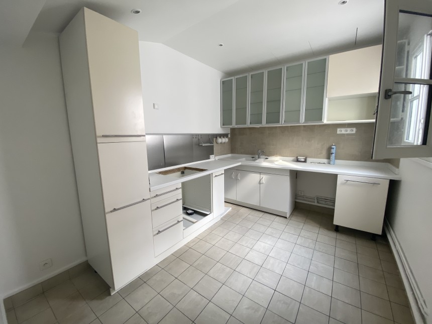 VIDE – 3 chambres – Paris 9ème – Rue de la Victoire – 118 m2 + Balcon terrasse 8 m2 – 5ème étage avec ascenseur jusqu’au 4ème – Loyer cc : 3.950 € (chauffage central) – Possibilité de parking en sus 260 € hors charges mensuel