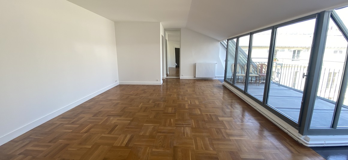 VIDE – 3 chambres – Paris 9ème – Rue de la Victoire – 118 m2 + Balcon terrasse 8 m2 – 5ème étage avec ascenseur jusqu’au 4ème – Loyer cc : 3.950 € (chauffage central) – Possibilité de parking en sus 260 € hors charges mensuel