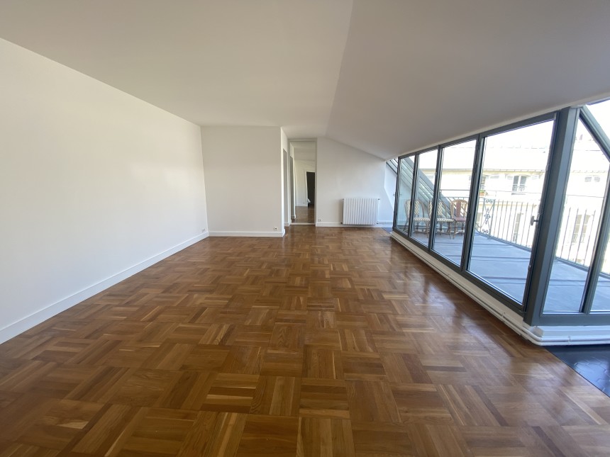 VIDE – 3 chambres – Paris 9ème – Rue de la Victoire – 118 m2 + Balcon terrasse 8 m2 – 5ème étage avec ascenseur jusqu’au 4ème – Loyer cc : 3.950 € (chauffage central) – Possibilité de parking en sus 260 € hors charges mensuel