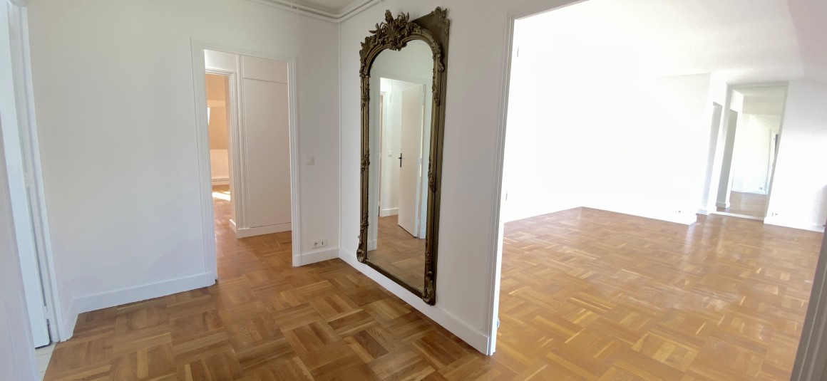 VIDE – 3 chambres – Paris 9ème – Rue de la Victoire – 118 m2 + Balcon terrasse 8 m2 – 5ème étage avec ascenseur jusqu’au 4ème – Loyer cc : 3.950 € (chauffage central) – Possibilité de parking en sus 260 € hors charges mensuel